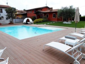 pavimento-piscina-legno-composito-01_800x600